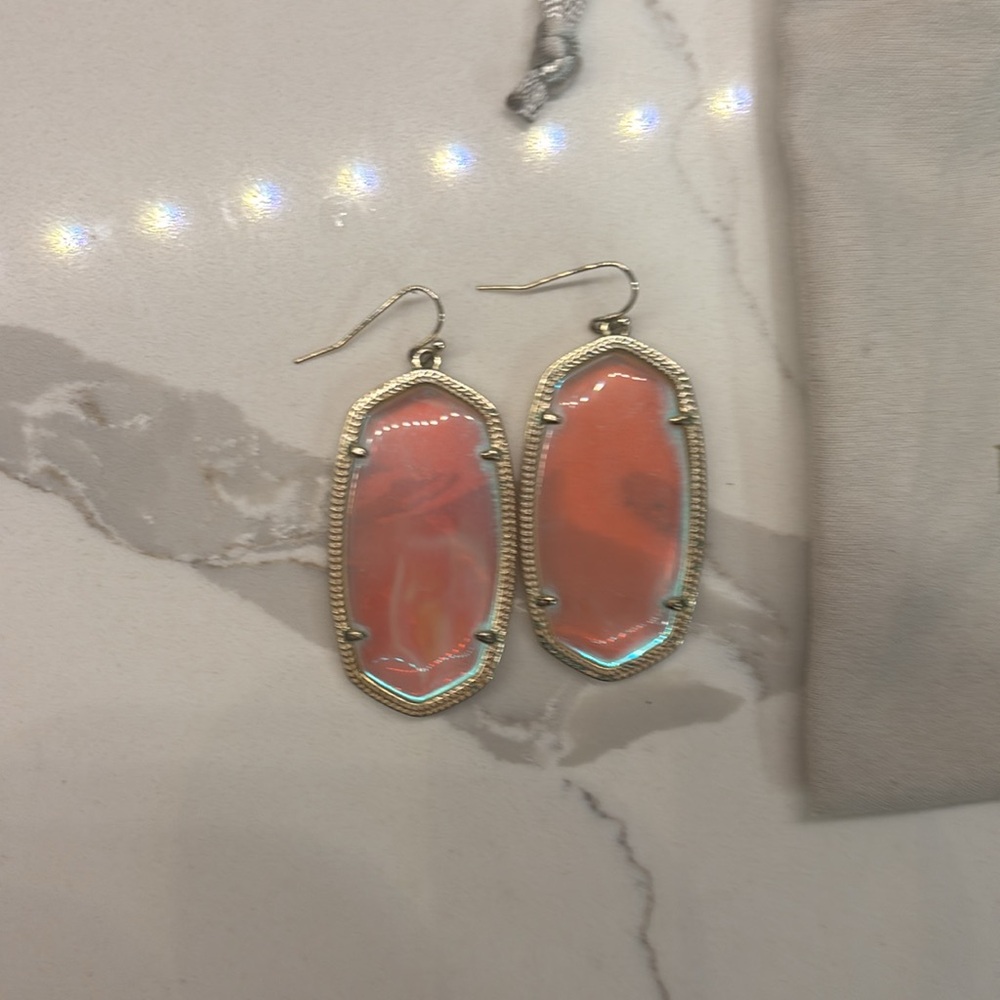 Kendra Scott Danielle earrings iridescent with gold trim - Picture 4 of 12